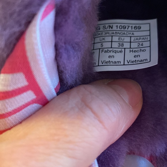 UGG Slippers - Picture 4 of 8